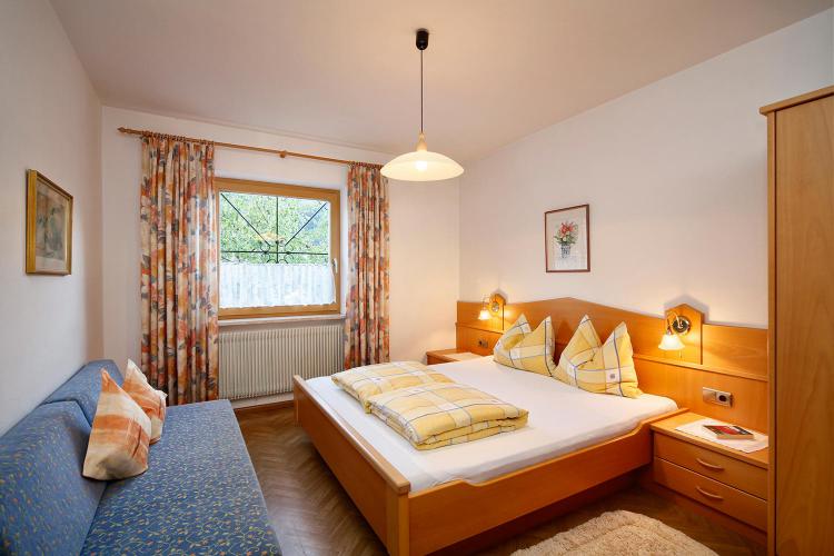 Schlafzimmer mit Doppelbett