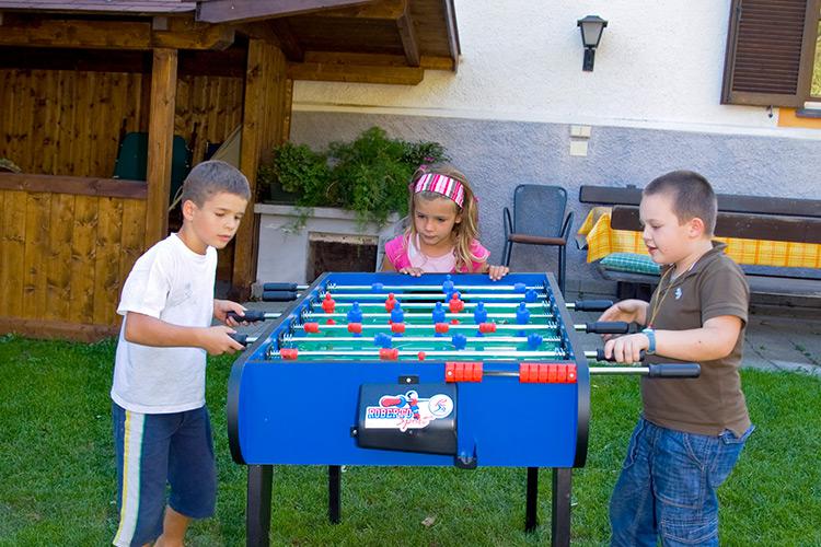 Tischfußball im Garten