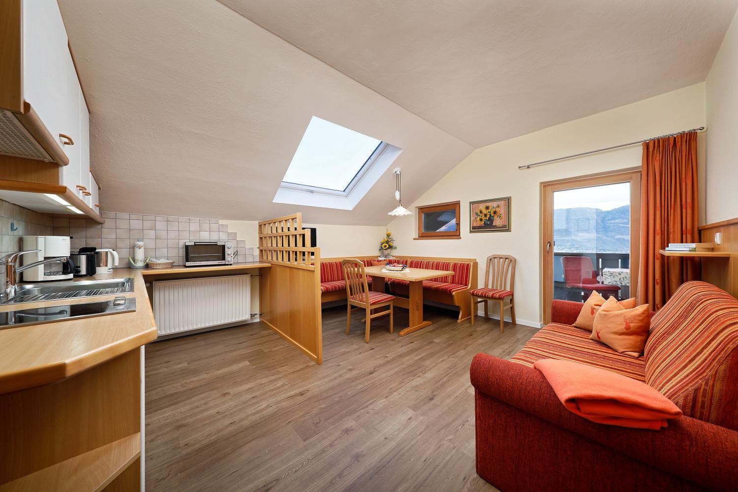 Dreizimmerwohnung - Wohnbereich mit Zugang zum Südbalkon